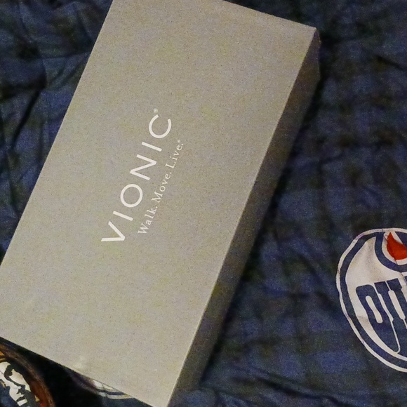 Light blue slippers brand vionic sz us 7 - Picture 4 of 4